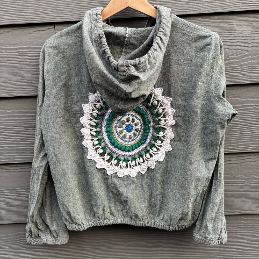 Light hoodie with crochet - Picture 6 of 10